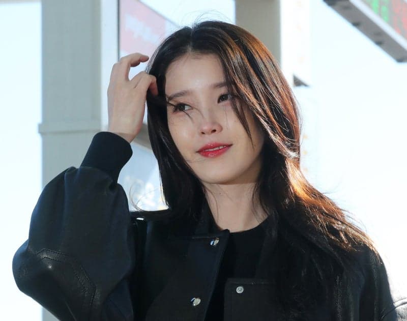 “잠실 스벅 선결제해달라” 투표용지 부족 사태에 아이유 SNS ‘불똥’