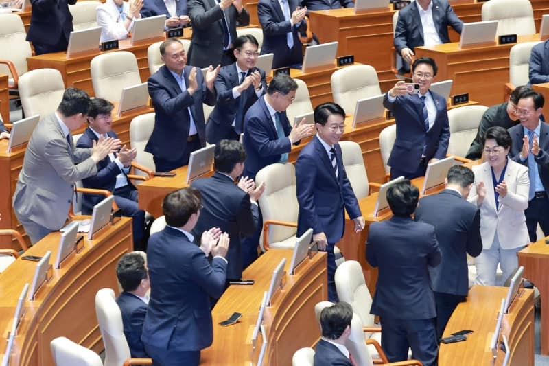22대 후반기 국회의장 조정식 선출…"개헌 적기" 강조하며 원 구성 협상 돌입