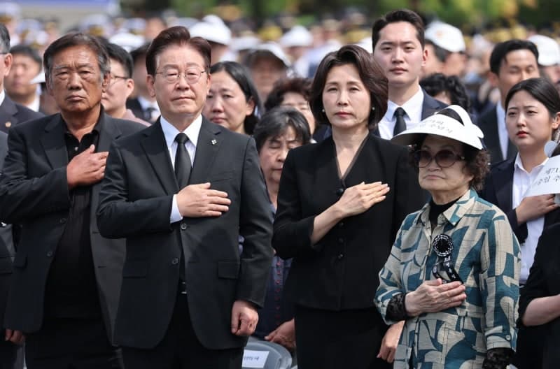 李대통령 부부, 보훈병원 위문 뒤 강동구 전통시장 '깜짝방문'…상인들 "내일도 오시라"