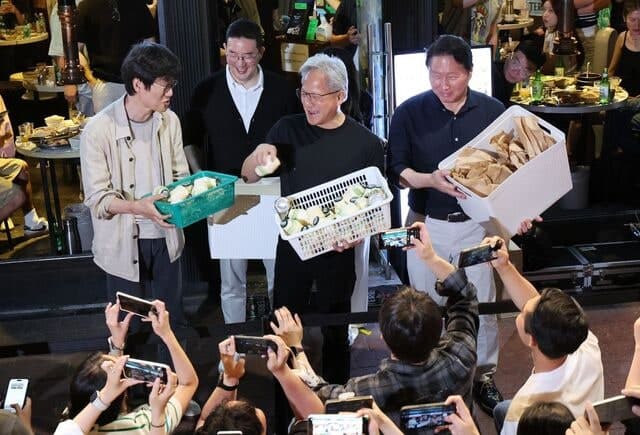 젠슨 황 "한국에 엔비디아 새 사업 4개 큰 선물"… 총수들과 홍대서 'AI 동맹'