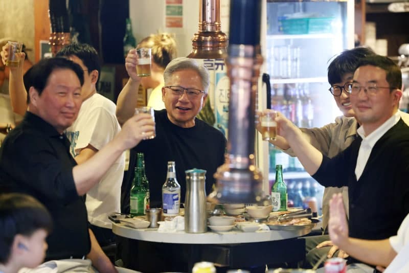 젠슨 황·최태원·구광모·이해진, 홍대 삼겹살 회동…"광모는 좋은 친구야"