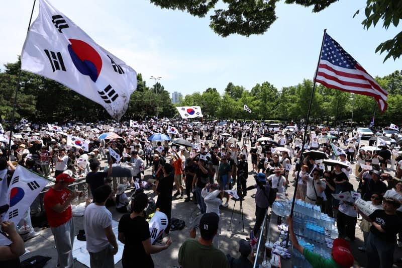 투표용지 부족 사태, 개표소 봉쇄 시위 장기화
