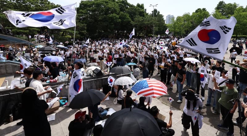 6·3 지방선거 후 첫 주말, 서울 도심 곳곳 '투표용지 부족' 규탄 집회 이어져