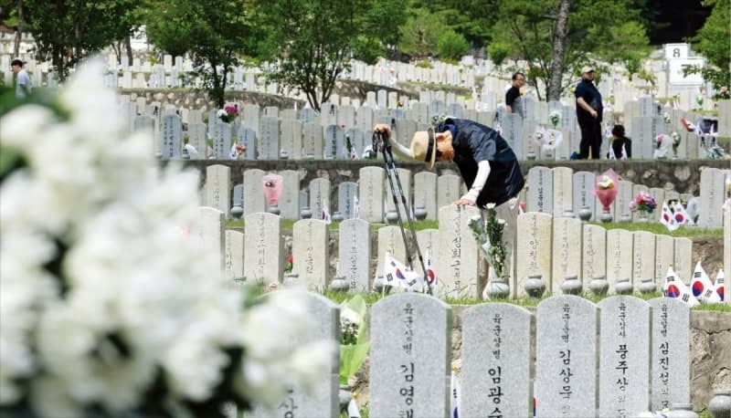오늘 '현충일' 맞아 태극기 못 걸었다면…"온라인으로 거세요"