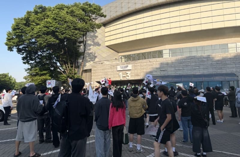 투표지 부족 재선거 요구, 개표소 봉쇄 이틀째 대치