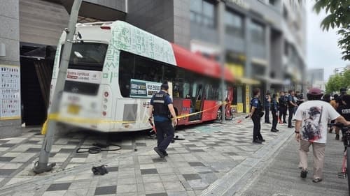세종 상가건물에 BRT버스 돌진…2명 부상
