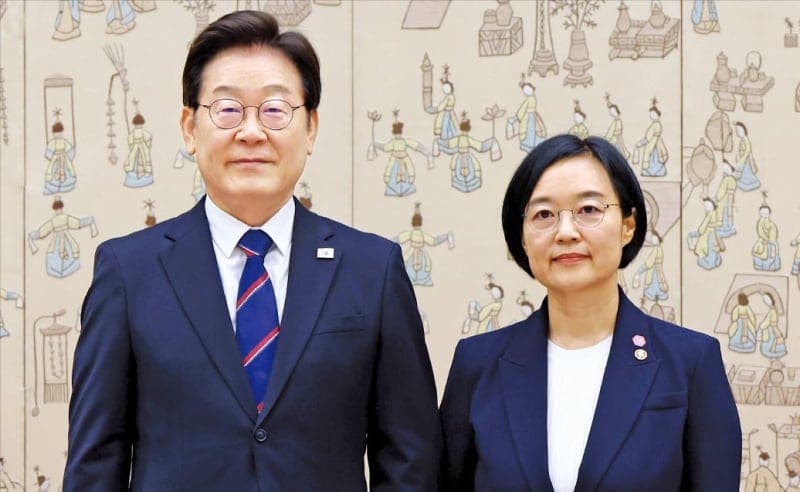 이 대통령, 기업인 출신 '실무형' 총리 한성숙 발탁…민생경제 등 2년차 국정 속도 높인다