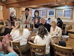 'K치킨 사랑' 젠슨 황, 종로 삼계탕집 깜짝 방문…"너무 맛있다"