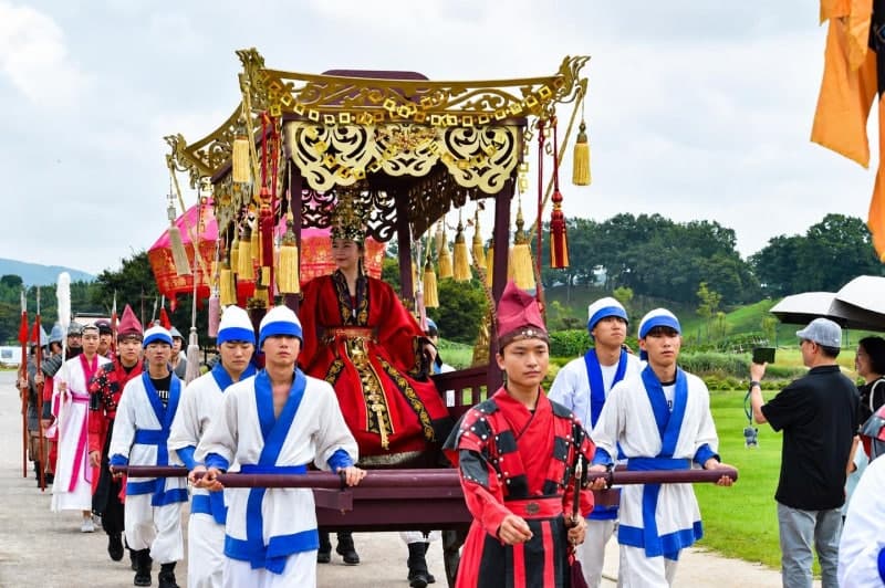 “천년의 시간을 걷다”…경주 첨성대서 주말마다 ‘신라 선덕여왕 행차’ 재현