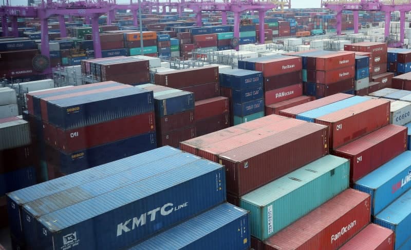 OECD "韓 잠재성장률 첫 1.5% 하회, 반도체 착시 경고"