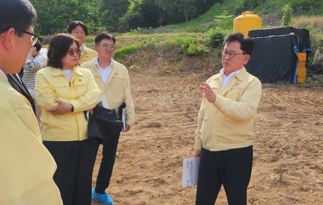 농진청, "마늘 수확 작업 33시간, 기계화로 48분 만에 끝낸다"…17명 드는 작업 기계로 거뜬