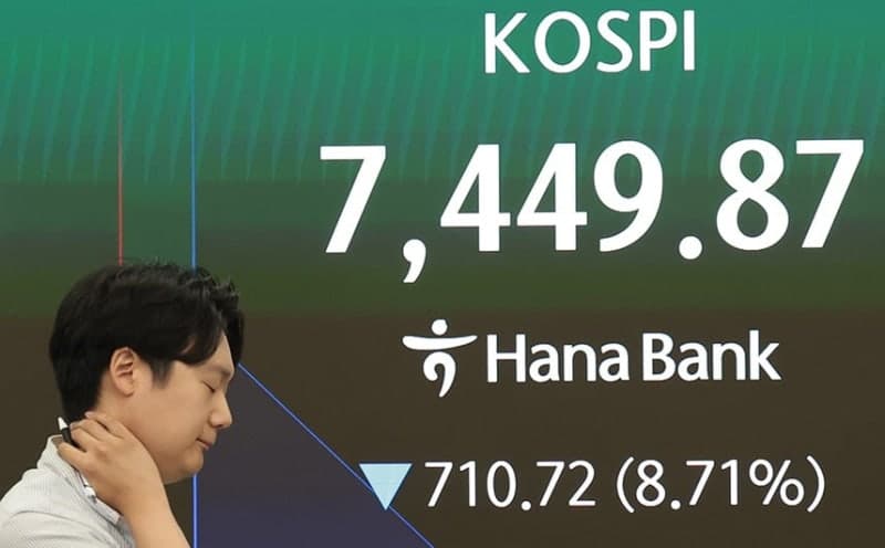 젠슨 황 "AI 관련주 주가 매우 싸다" 발언에 삼전닉스 주가 '출렁'…30만·200만선 회복