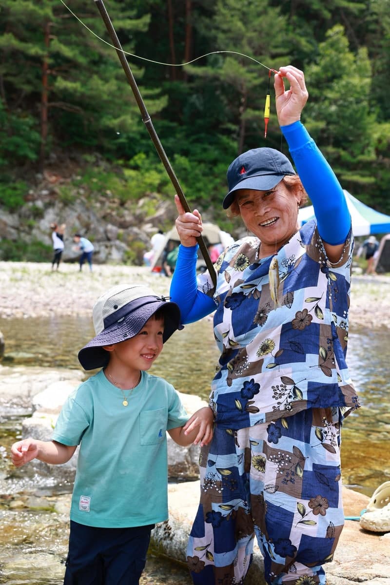 "대나무로 피래미 잡아요"…울진 왕피천 피래미 축제 성황리 개최