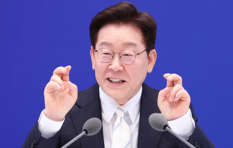 “더 빠르게, 더 힘들여서”… ‘초심 넥타이’ 맨 이재명 대통령 167분 회견