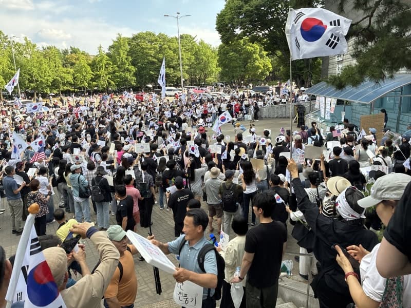 “뭉치면 총기 생산” 잠실 시위 SNS 댓글 논란…경찰 “예의주시”