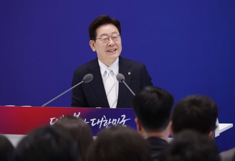 李대통령 "초과세수, 미래세대 성장잠재력 키우는데 장기 투자해야" "삼전 등 초과이윤 논쟁 신중해야…국제논의 필요"