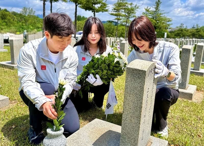 아성다이소, 호국보훈의 달 맞아 4년째 국립서울현충원 묘역 정비 봉사활동