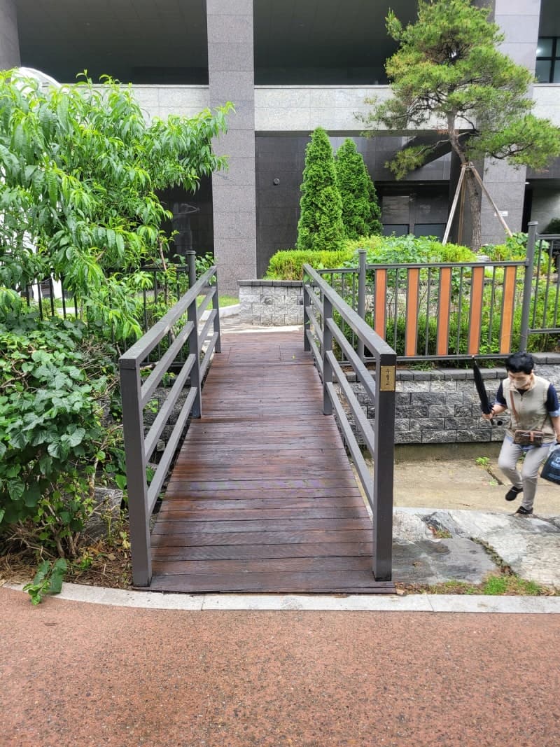"할머니의 아찔한 순간이 길을 바꿨다"… 해동여객, 보행사고 위험 주민에 산책로 연결 램프 기증 '훈훈'