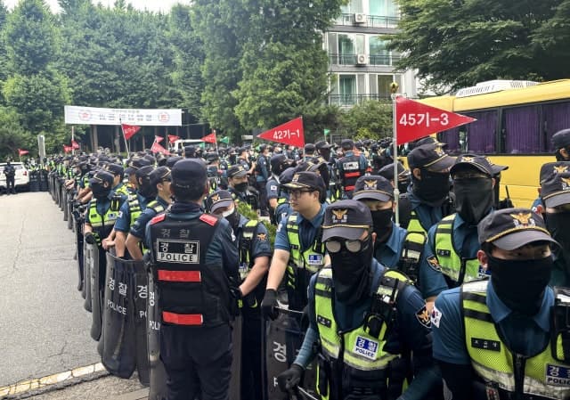 “평화시위라던 박수, 조롱으로 느껴져…시위대가 경찰력 통제·인솔” 기동대원의 한숨
