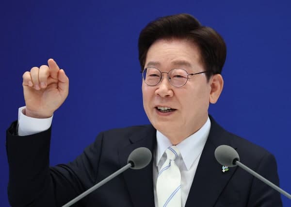 李대통령 "北 핵물질 추가 생산 중단, 단기 목표로 협상해야"