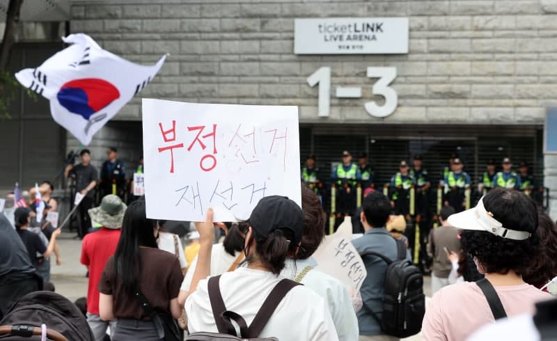 '투표용지 부족' 헌법소원 추가 접수…尹 탄핵심판 변호사 “3만5000명 참여”