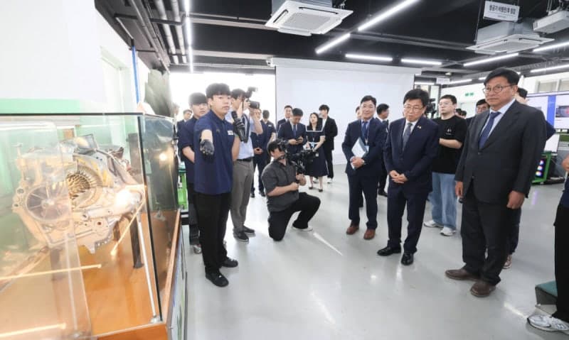 최교진 교육부장관, 인천 정석항공과학고 방문 "협약형 특성화고, 지역 동반 성장의 롤모델" 강조