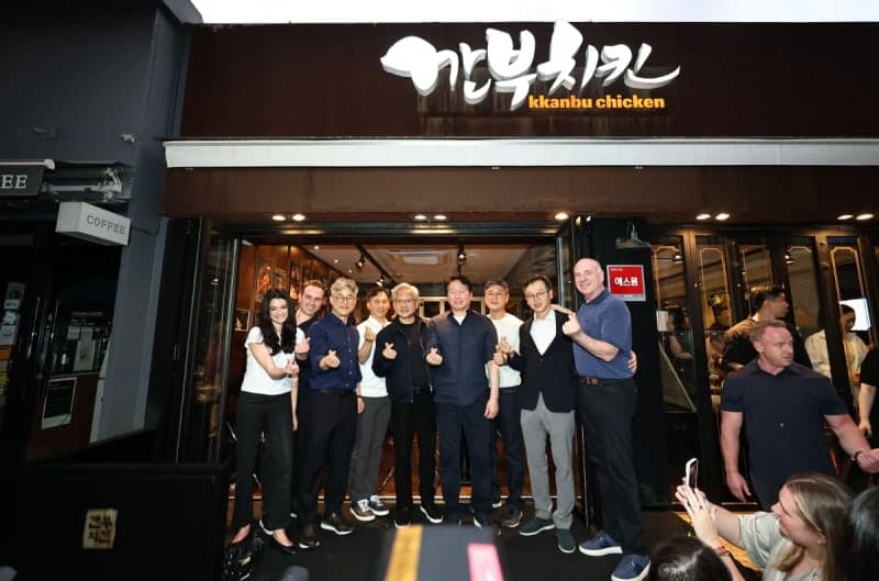 최태원·젠슨 황 'AI 동맹', 2세 경영인 교류로 이어져…SK-엔비디아 협력 확대 기대감