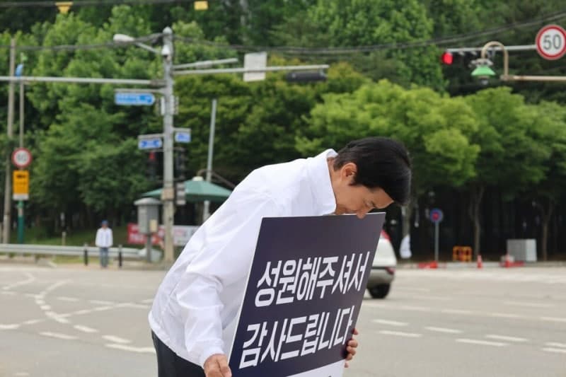 조국 "성원에 감사"…평택 돌며 낙선 인사, 서울 이사설은 "사실무근"