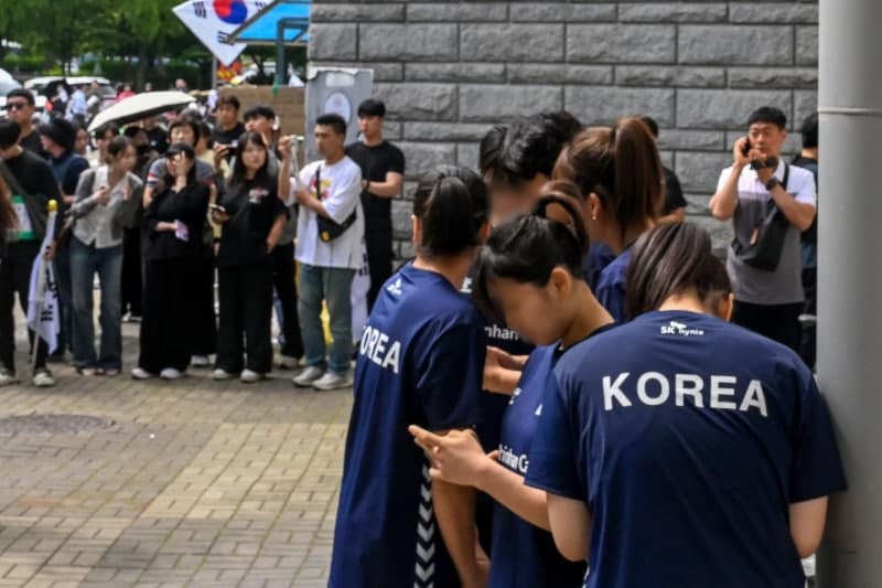 송파 시위대, 미성년 女핸드볼 선수들에 "양말 벗어라" 몸 수색 시도 논란