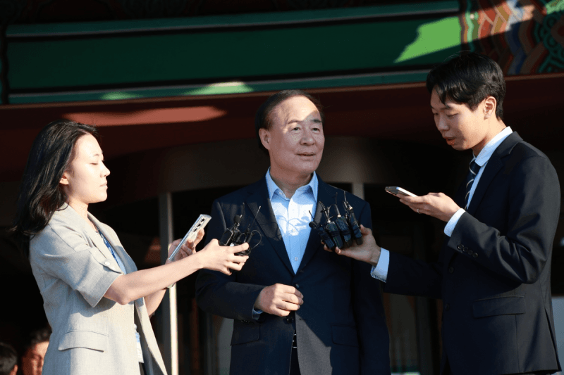 젠슨 황·전영현 삼성전자 부회장, "HBM4·파운드리 등 협력 논의"