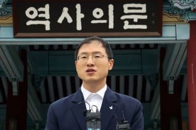 김상욱 "광주서 약속한 민주의 씨앗, 영남서 첫 싹" 5·18묘지 찾아 당선증 헌정