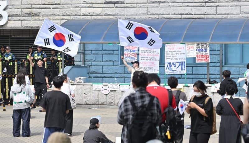 “참정권 훼손에 분노” 2030, ‘투표도 못하는 나라’ 잠실로 몰려 재선거 밤새 목청