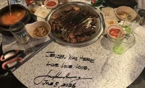 "젠슨 황 다녀감" 삼겹살집 테이블에 사인…"유리 덮어 보존하자"