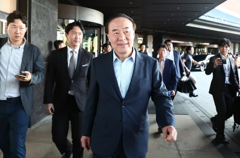 전영현 삼성 부회장, 젠슨 황과 "HBM4·파운드리 등 협력 논의"…"결과로 보여주겠다"