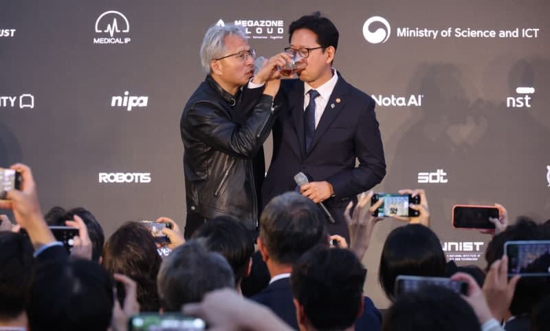 젠슨 황 "지금은 한국의 시간"…K-AI 생태계에 수천억달러 투자 촉구