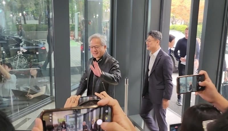 '깐부' 최태원·젠슨황, '한차원 더 높은' AI 협력 나선다…SK-엔비디아 'AI 팩토리·인프라' 구축