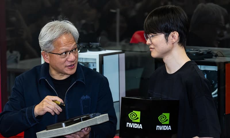 젠슨 황, K게임 업고 피지컬 AI 파트너로 귀환… "가상공간에 피지컬 AI 접목"