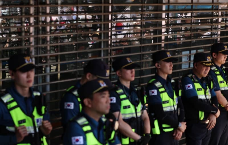경찰청 "'외국 경찰·가짜 경찰' 사실 아냐"…잠실 시위대 조롱에 "허위사실 유포 자제"