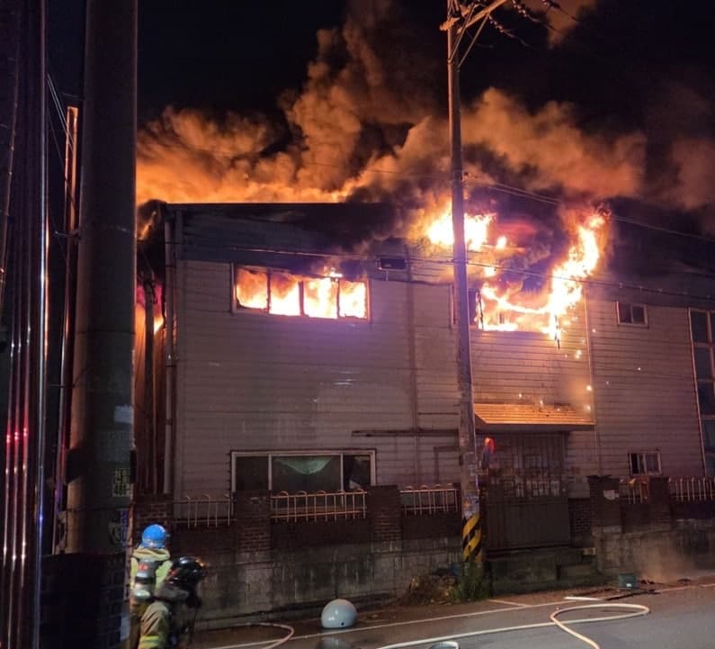 안산 공장 화재 8시간여 진압 중…11개 동 피해 확산