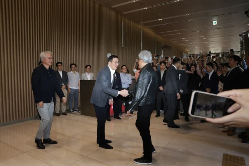 젠슨 황 "주가 급락 기뻐해야…AI 호황 자신, 좋은 매수 타이밍"