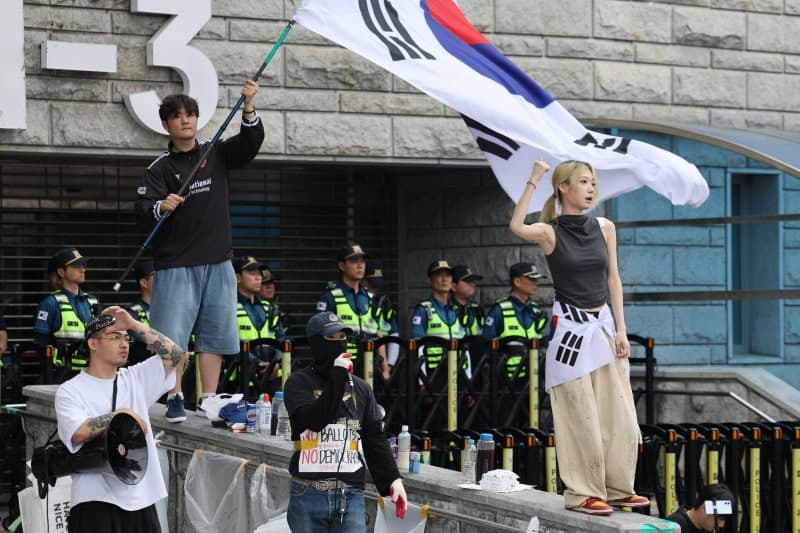 “참정권 훼손 침묵하나” 2030 분노 터졌다… 잠실로 몰린 2030 “재선거” 밤샘 목청