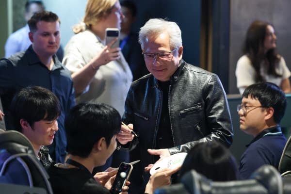 젠슨 황, LG·현대차·네이버·서울대 릴레이 방문…방한 마지막 날도 광폭 행보