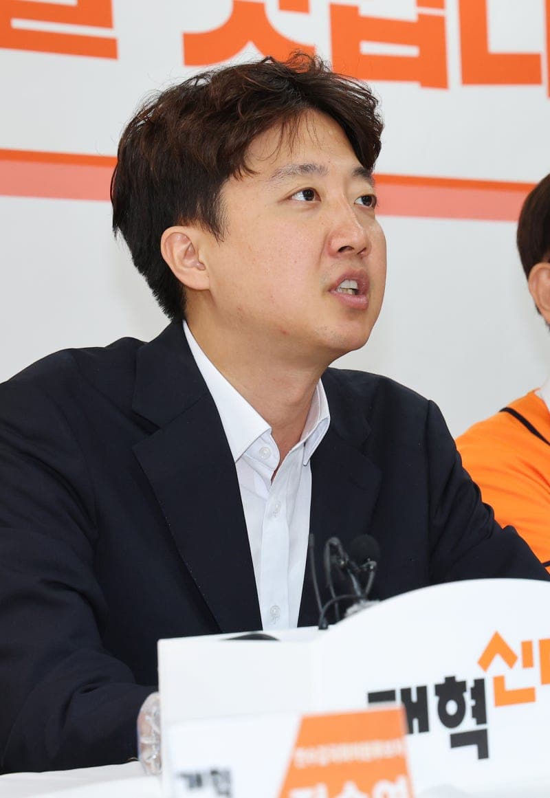 최욱 "일베 탱크로 밀어버려야" 발언 논란, 이준석 "李 지나치지 말라"