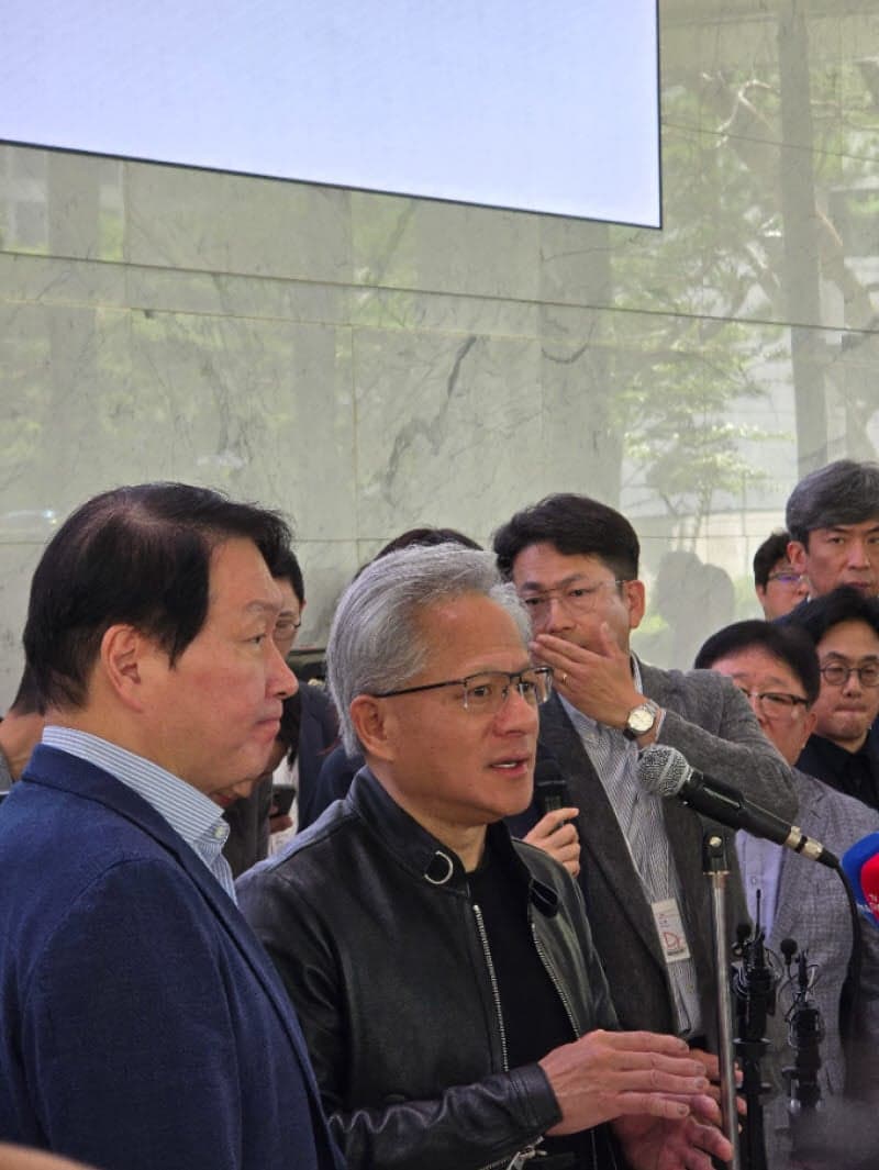 젠슨 황 "한국은 AI 3강…SKT와 AI 팩토리 구축, 10년 이상 호황 이어질 것"