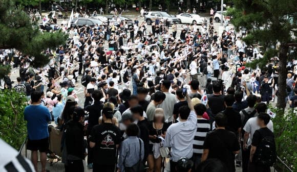 개표소 봉쇄 닷새째, '부정선거' 외치며 '계엄 정당' 문구까지…경찰 수사 착수