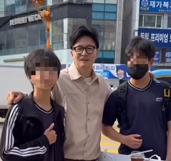 한동훈 "아저씨 됐어, 지다가 쫄깃하게 붙었어"…미래 유권자 스킨십