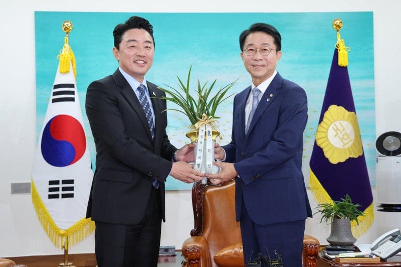 강훈식, 조정식 예방 "투표용지 부족 사태 국정조사 신속 추진해야"