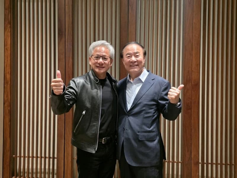 젠슨 황, 삼성에 “HBM·파운드리 협력” 깊은 신뢰 표출…전영현 부문장 “HBM5·파운드리 장기협력”
