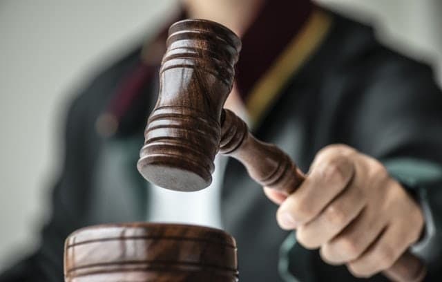 야간 도로 위 철제 구조물 피하려다 사망사고 낸 운전자 '무죄'