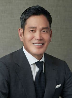 정용진 회장, "책임 경영" 이마트·신세계프라퍼티 대표이사 맡는다